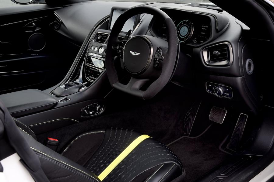 Интерьер Aston Martin DB11 AMR 2018 года  (JP) (фото 5 из 9)